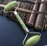 Rodillo de Jade para Masaje Facial para cuidado facial