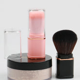 Brocha Retráctil de Maquillaje en presentación con cabezal retráctil y empaque, perfecta para llevar en tu bolso.
