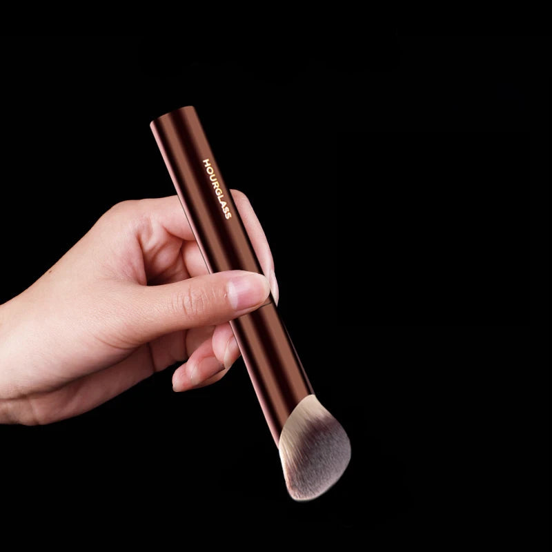 Brocha de Maquillaje Profesional para Base - Estilo Ambient Soft Glow (Pelo Sintético Suave y Mango Metálico)