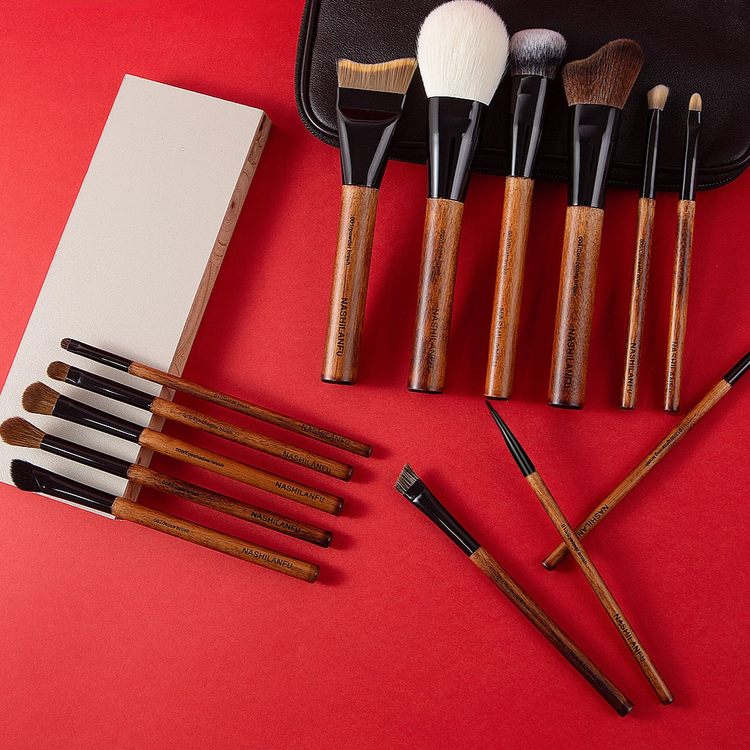 Set de 14 brochas de maquillaje con mango de madera - vista 2